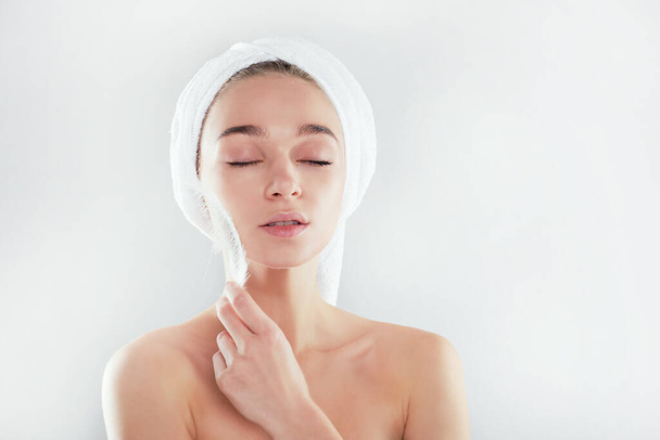 spa treatments. Skin care concept. Young Woman with Clean Fresh Skin. Beautiful young girl. attractive girl with closed eyes. beautiful woman with a white feather near her face. - Foto, Bild