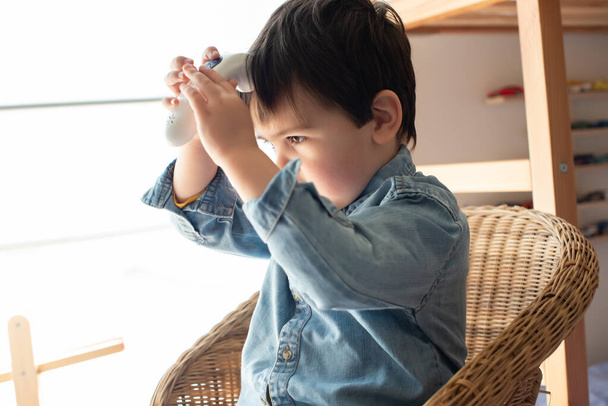 Маленький хлопчик, який вчиться користуватись цифровим термометром - Corona Virus 2020 - Фото, зображення
