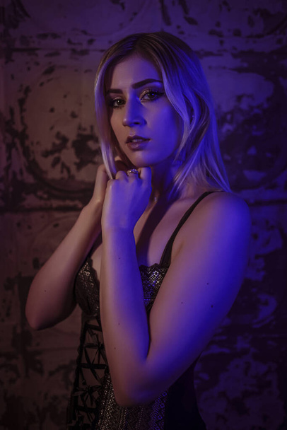красивая девушка портрет блондинка темные глаза с цветными огнями - Фото, изображение