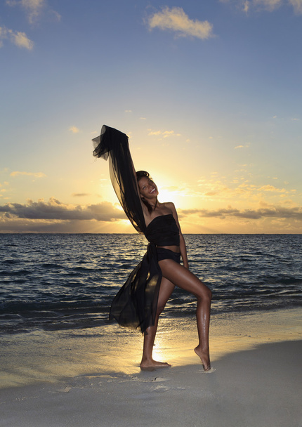 czarny tancerz kobieta stojąc przez ocean - Zdjęcie, obraz