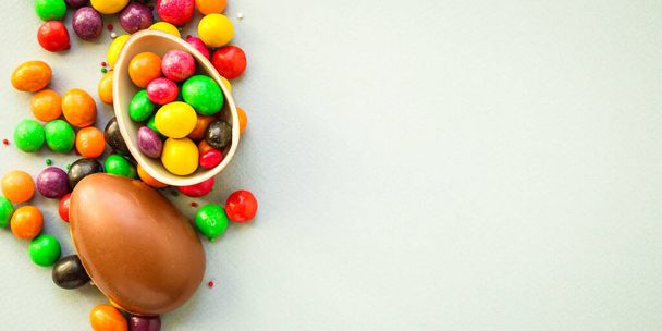ovo de chocolate e decoração de Páscoa doce, fundo conceito de menu. vista superior. espaço de cópia para texto
 - Foto, Imagem