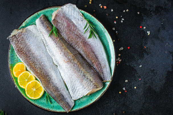 Fisch rohen Seehecht (eine Reihe von Zutaten zum Kochen) Pescatarian, Keto oder Paläo-Diät Lebensmittel Hintergrund. Ansicht von oben. Kopierraum für Text - Foto, Bild