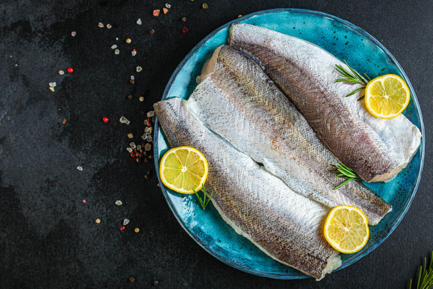 vis rauwe heek (set van ingrediënten voor het koken) pescatarian, keto of paleo dieet voedsel achtergrond. Bovenaanzicht. kopieer ruimte voor tekst - Foto, afbeelding