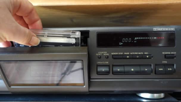 Eine Audio-Kassette, ein Vintage-Objekt von vor vielen Jahren, das in einem Tonbanddeck immer noch sehr gut funktioniert - Filmmaterial, Video