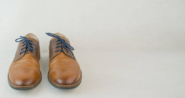 軽い背景に男性の靴、家族の概念。男性用の定番シューズ。近代的な古典的な靴。バナーコピースペース. - 写真・画像