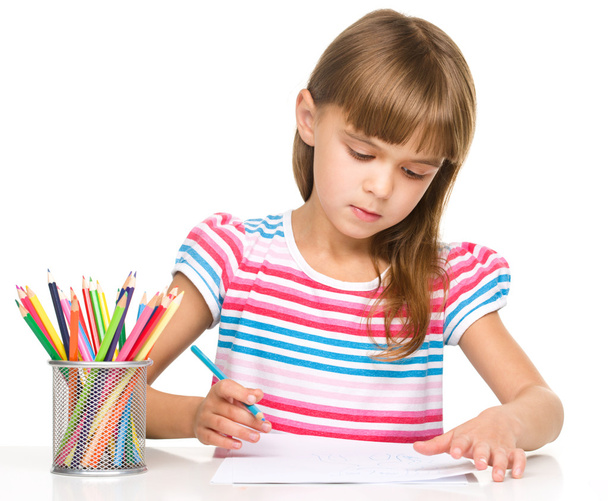 Little girl is drawing using pencils - Foto, imagen