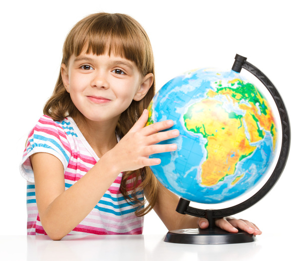 Little girl is examining globe - Foto, Imagem