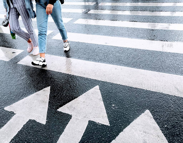 Texturé fond de chaussée avec des jambes et des ombres citoyens traversant la route asphaltée au passage piétonnier zèbre
 - Photo, image