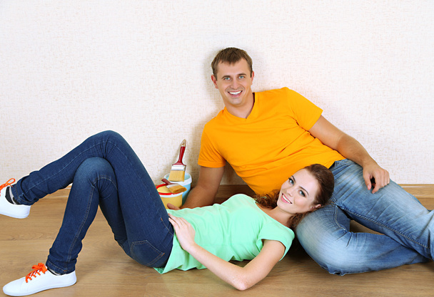 Young couple resting from renovation in new flat - Foto, immagini