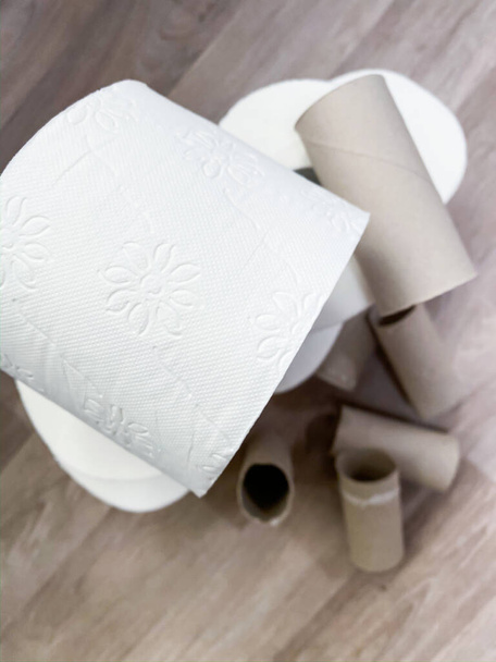 Pilhas de rolos de papel higiênico brancos vazios e cheios
 - Foto, Imagem