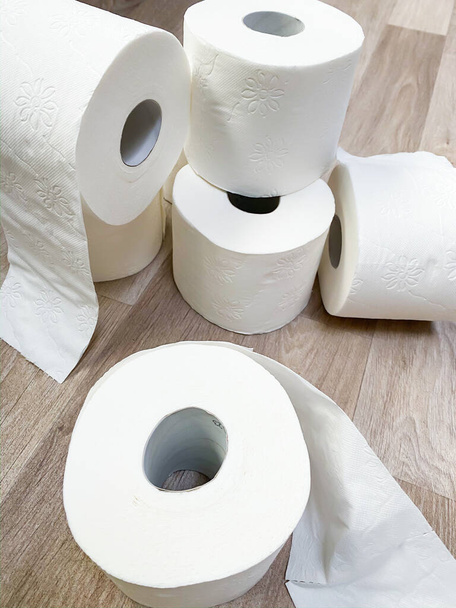 Montón de rollos de papel higiénico blanco completo de fondo desde arriba
 - Foto, imagen