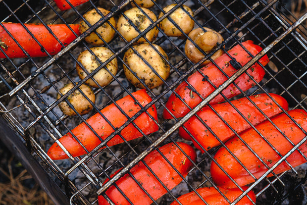 Vegetables and mushrooms fried in a grill on a grill, close-up - Fotoğraf, Görsel