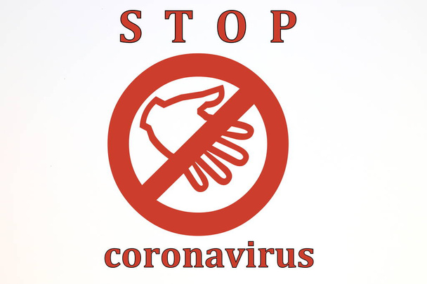 Απομονωμένο κόκκινο σύμβολο απαγόρευσης με εικονίδιο χεριού. Έννοια απαγόρευσης χειραψίας με την επιγραφή Stop coronavirus. Πρόληψη ασθενειών με τον πανδημικό κορωναϊό 2019-nCoV, COVID-19 - Φωτογραφία, εικόνα