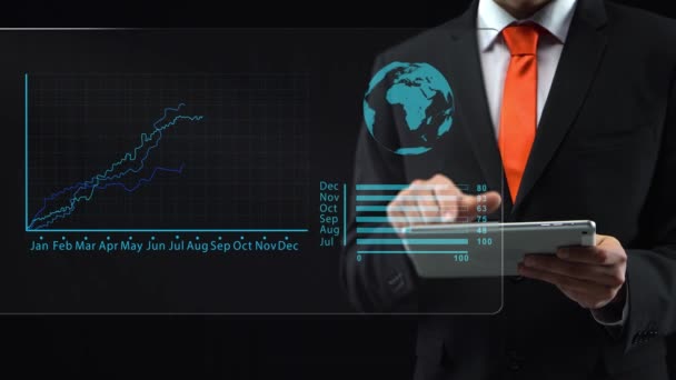Бизнесмен использует голографический интерфейс, рисуя восходящую финансовую диаграмму. Отображение логистической информации на карте мира. Сенсорный экран
. - Кадры, видео