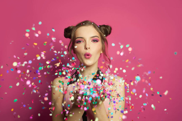 Geburtstagsparty Hintergrund mit schönen Mädchen bläst bunte Konfetti - Foto, Bild