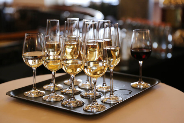  Бокалы шампанского и игристое вино подаются на мероприятии
 - Фото, изображение