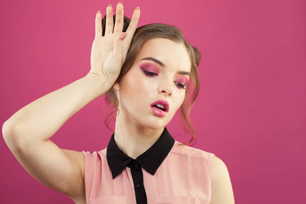 Retrato de moda de mujer modelo con maquillaje rosa sobre fondo rosa brillante
 - Foto, imagen