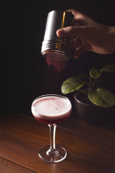 Berry κόκκινο κοκτέιλ με αφρό σε ένα ποτήρι σε σκούρο φόντο. - Φωτογραφία, εικόνα