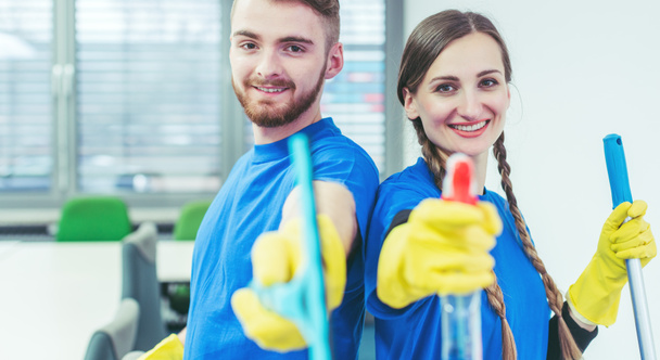 Femme et homme dans une équipe de nettoyage commercial - Photo, image
