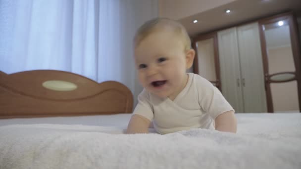 Lindo bebé con ojos azules acostado en el dormitorio
 - Imágenes, Vídeo
