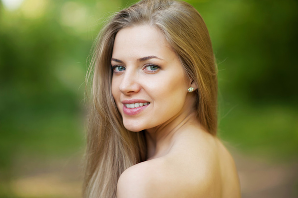 Porträt der schönen jungen Mädchen mit sauberer Haut auf hübschem Gesicht - Foto, Bild
