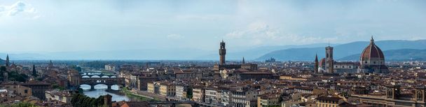 Florence, appelée en italien Firenze, était un centre de commerce et de finance médiévale européenne et l'une des villes les plus riches de cette époque. Il est considéré par de nombreux universitaires et le lieu de naissance de la Renaissance. - Photo, image