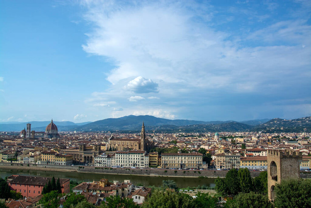 İtalyan Firenze 'si olarak adlandırılan Floransa, ortaçağ Avrupa ticaret ve finans merkezi ve o dönemin en zengin şehirlerinden biriydi. Birçok akademisyen ve Rönesans 'ın doğduğu yer olarak kabul edilir.. - Fotoğraf, Görsel