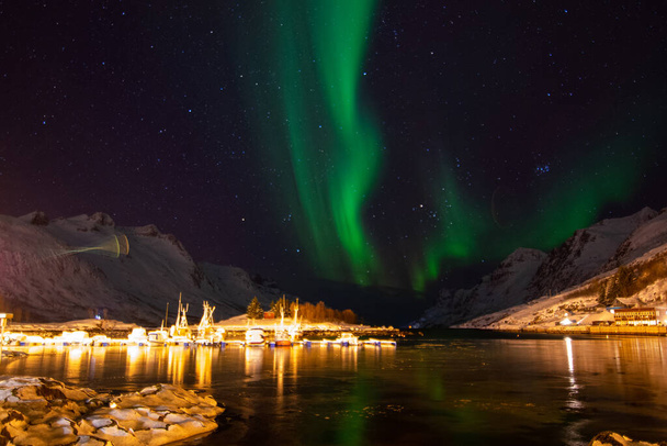 Az aurora borealis, más néven sarki fények vagy északi fények, a Föld égboltján látható természetes fénykijelző, amelyet túlnyomórészt a magas szélességű régiókban látnak.. - Fotó, kép