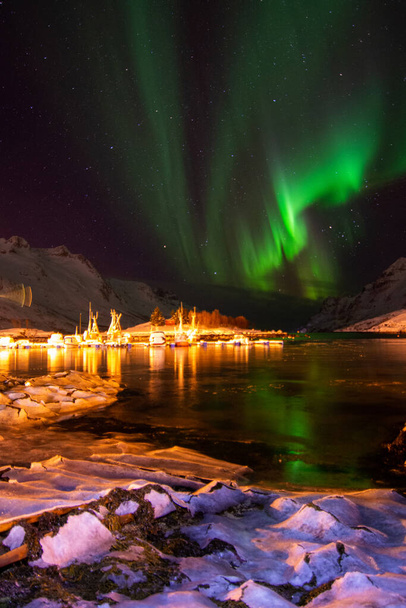 Una aurora boreal, a veces conocida como luces polares o auroras boreales, es una pantalla de luz natural en el cielo de la Tierra, predominantemente vista en las regiones de latitudes altas.. - Foto, Imagen
