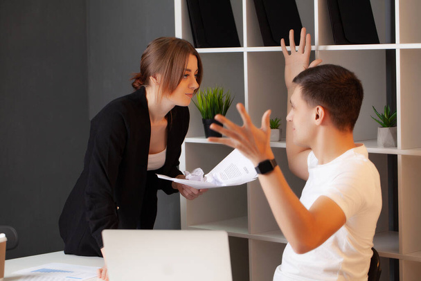 Wściekła kobieta ma konflikt z kierownikiem firmy - Zdjęcie, obraz