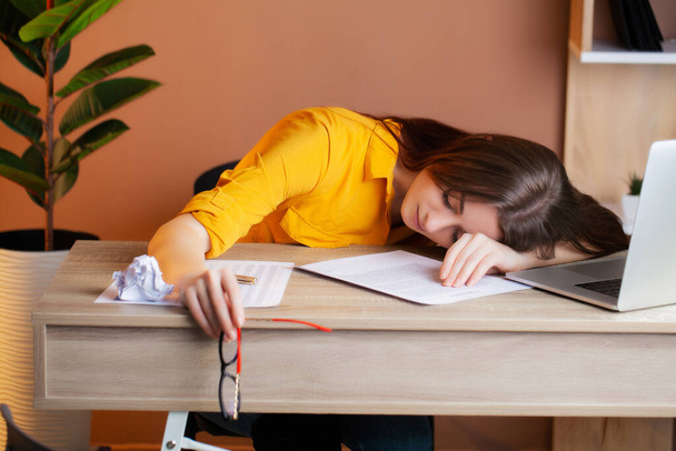 Fáradt nő dolgozik a laptop az irodában - Fotó, kép