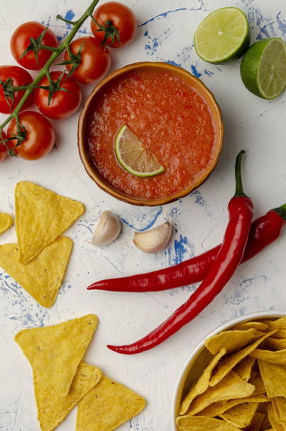 Mexické nacho chipsy a salsa dip v misce na dřevě - Fotografie, Obrázek