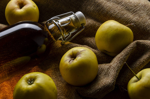 Bir sepet dolusu sarı elma şarabı. - Fotoğraf, Görsel