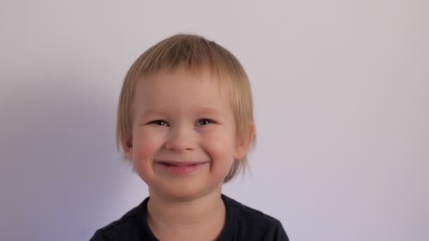 Привабливий веселий хлопчик сміється з щасливого вираження обличчя портрет милий дитина
 - Кадри, відео