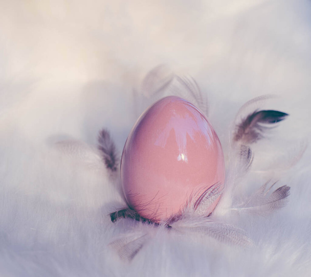 Húsvéti háttér húsvéti tojással. Lágy fókusz, bokeh hatás. Boldog húsvéti üdvözlőlap sablon rózsa színű. Felülnézet másolási hellyel.  - Fotó, kép