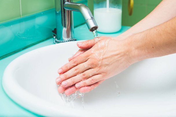 Žena myje ruce pod vodovodním kohoutkem. Hygienický koncept - Fotografie, Obrázek