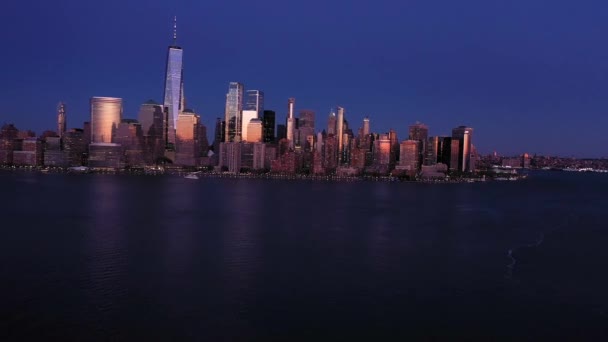 4k Zdjęcie lotnicze Nowego Jorku z rzekami Hudson o zachodzie słońca z Jersey City - Materiał filmowy, wideo