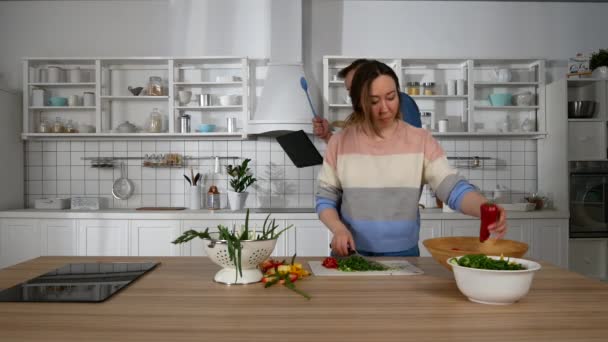 dívka v kuchyni připravuje podle receptu - Záběry, video