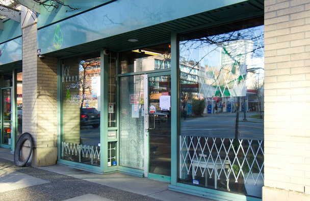 Vancouver, Canada - February 20 ,2020: A View of storefront "Cannabis dispensary" on Davie Street in Downtown Vancouver - Fotoğraf, Görsel