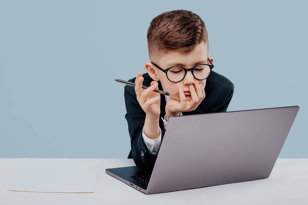little boy in glasses and suit reading data - Foto, afbeelding
