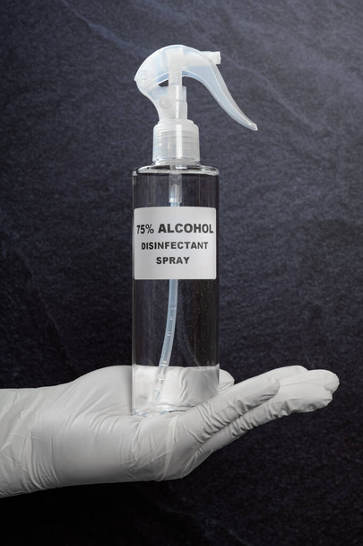 homem segurando uma garrafa de 75 por cento álcool desinfetante spray de álcool que é usado para matar coronavírus
 - Foto, Imagem