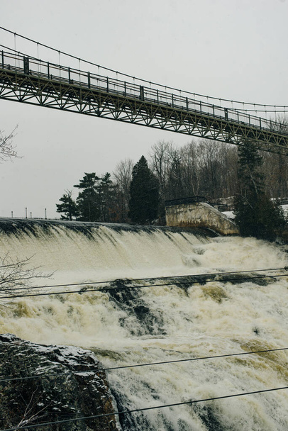 Montmorency Wasserfall in Quebec City im Winter. Quebec, Kanada, Nordamerika - Dezember 2019. - Foto, Bild