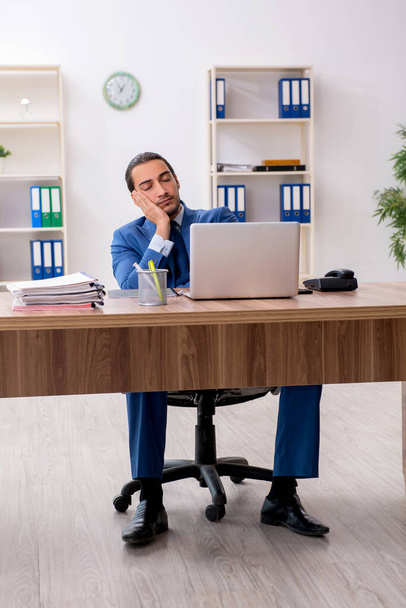 Young male businessman employee working in the office - Φωτογραφία, εικόνα