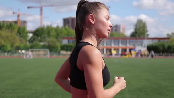 Mujer delgada corriendo en el estadio de la ciudad
 - Imágenes, Vídeo