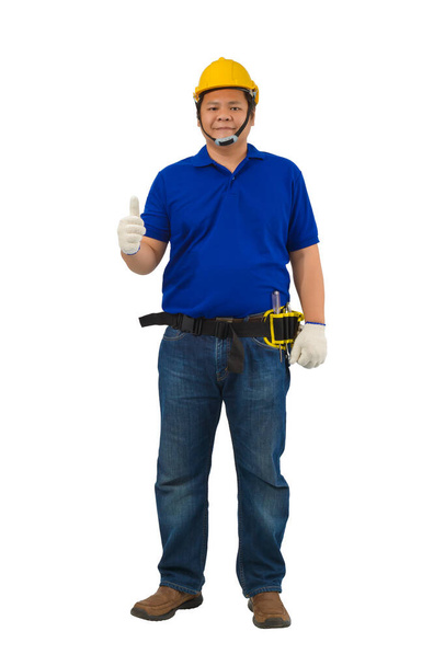 Mavi gömlekli inşaat işçileri koruyucu eldivenli, kasklı, alet kemerli ve başparmakları kesik yollu beyaz arka planda izole edilmiş. - Fotoğraf, Görsel