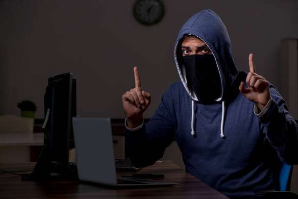 Homem hacker hacker firewall de segurança tarde no escritório - Foto, Imagem