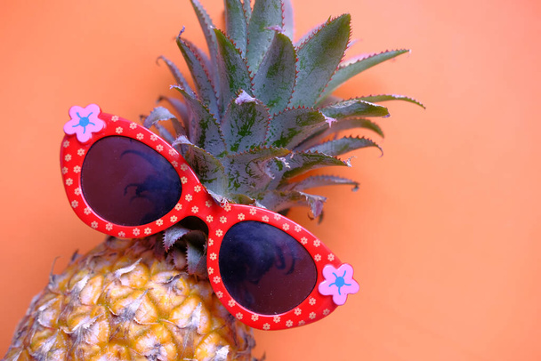 Closeup of a pineapple wearing a pair of eyeglasses. - Foto, Bild