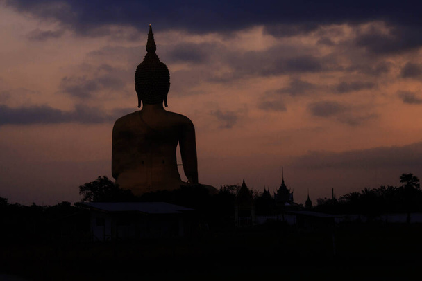 Boeddha 's van het platteland met de zonsopgang. - Foto, afbeelding