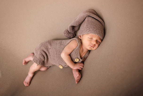 ライトブランケットにかわいい新生児。軽い背景で赤ん坊を寝ている。新生児のクローズアップ肖像画。ベビー用品包装テンプレート。保育園。医療と健康の概念. - 写真・画像