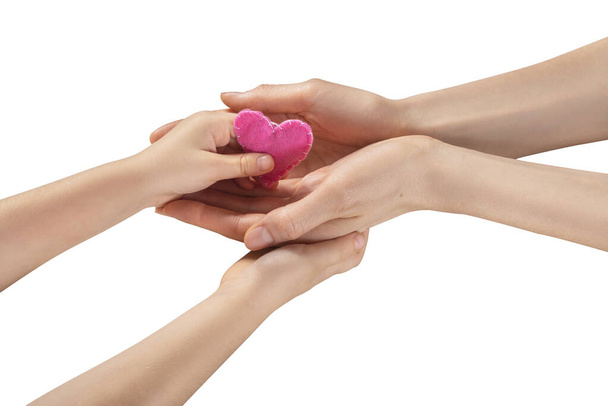 Les mains des enfants donnent un cœur rose à leurs mains de mères
. - Photo, image